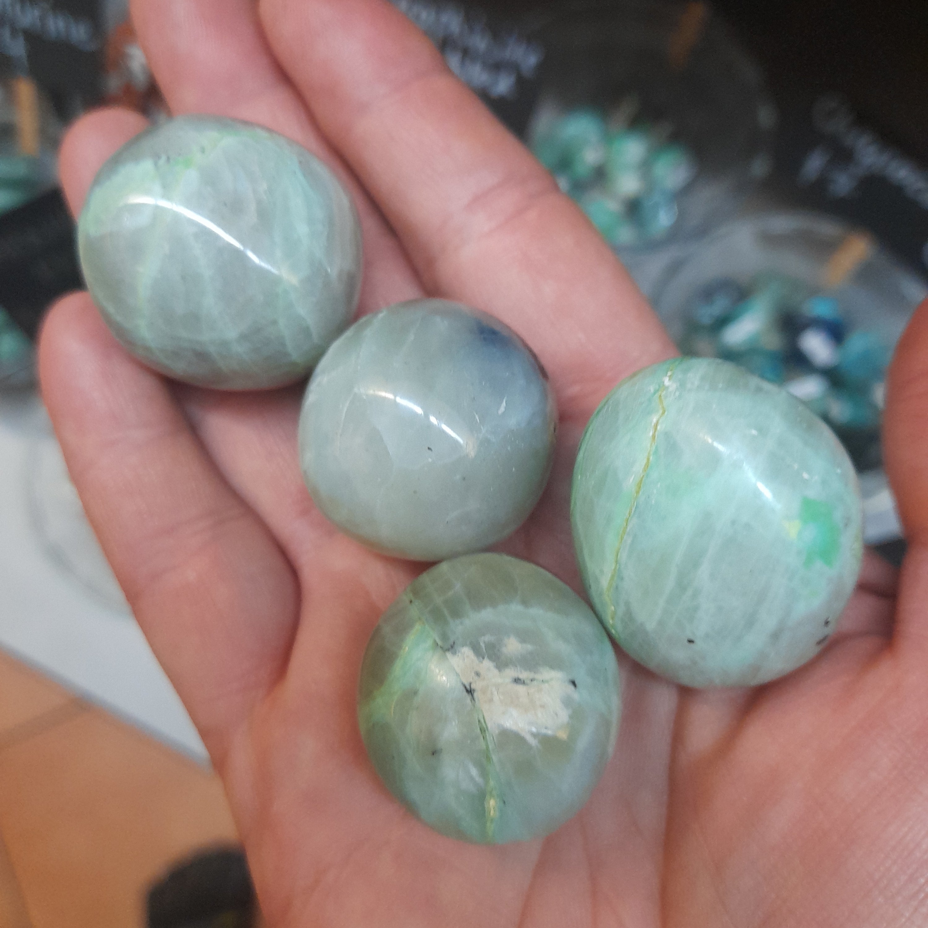 Green moonstone pebble (Garnierite)