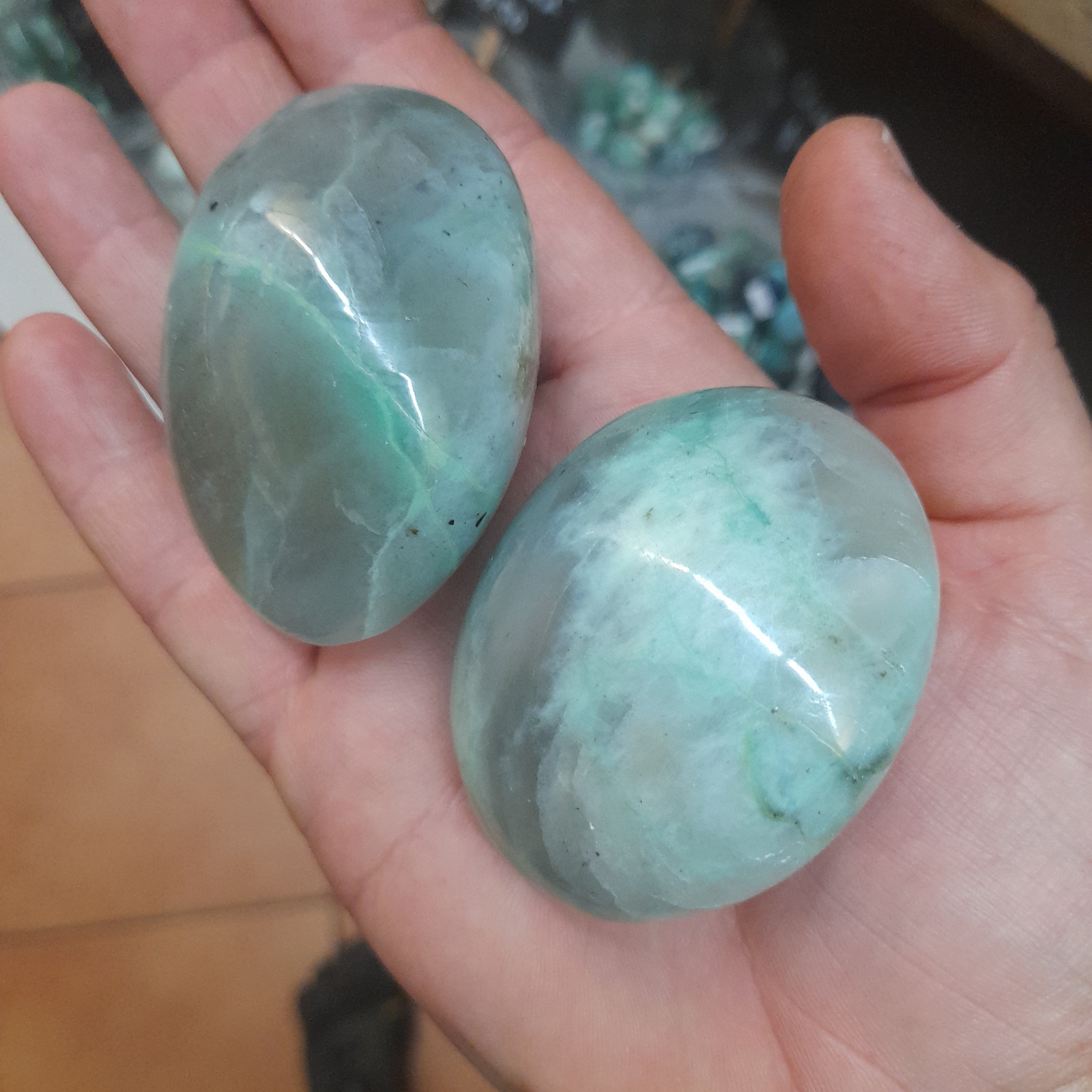 Green moonstone pebble (Garnierite)