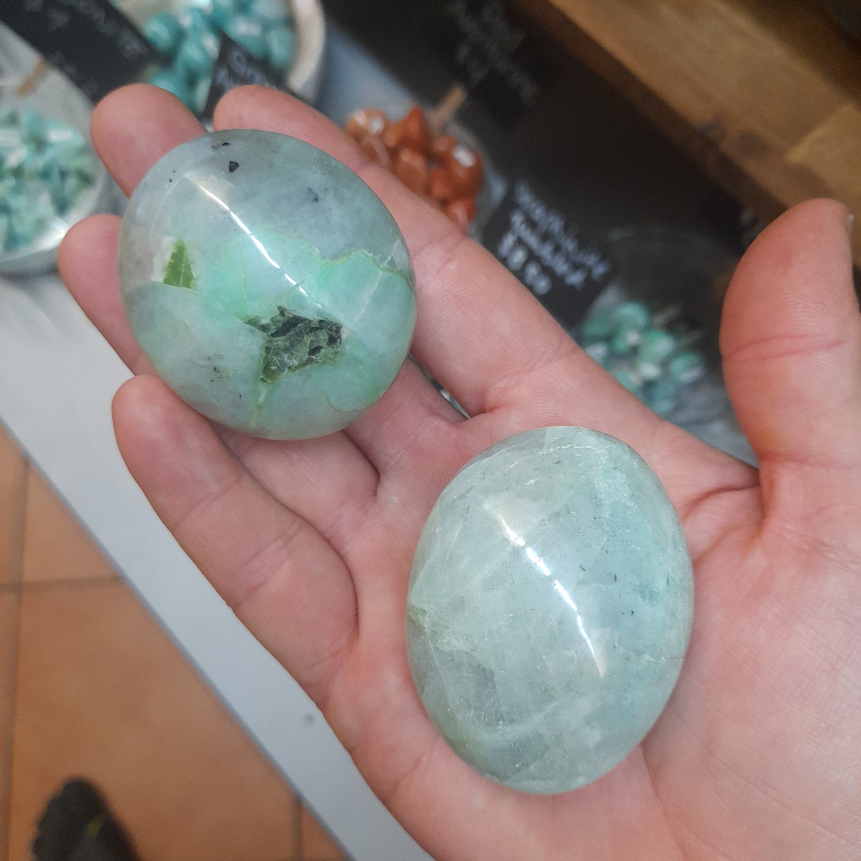 Green moonstone pebble (Garnierite)