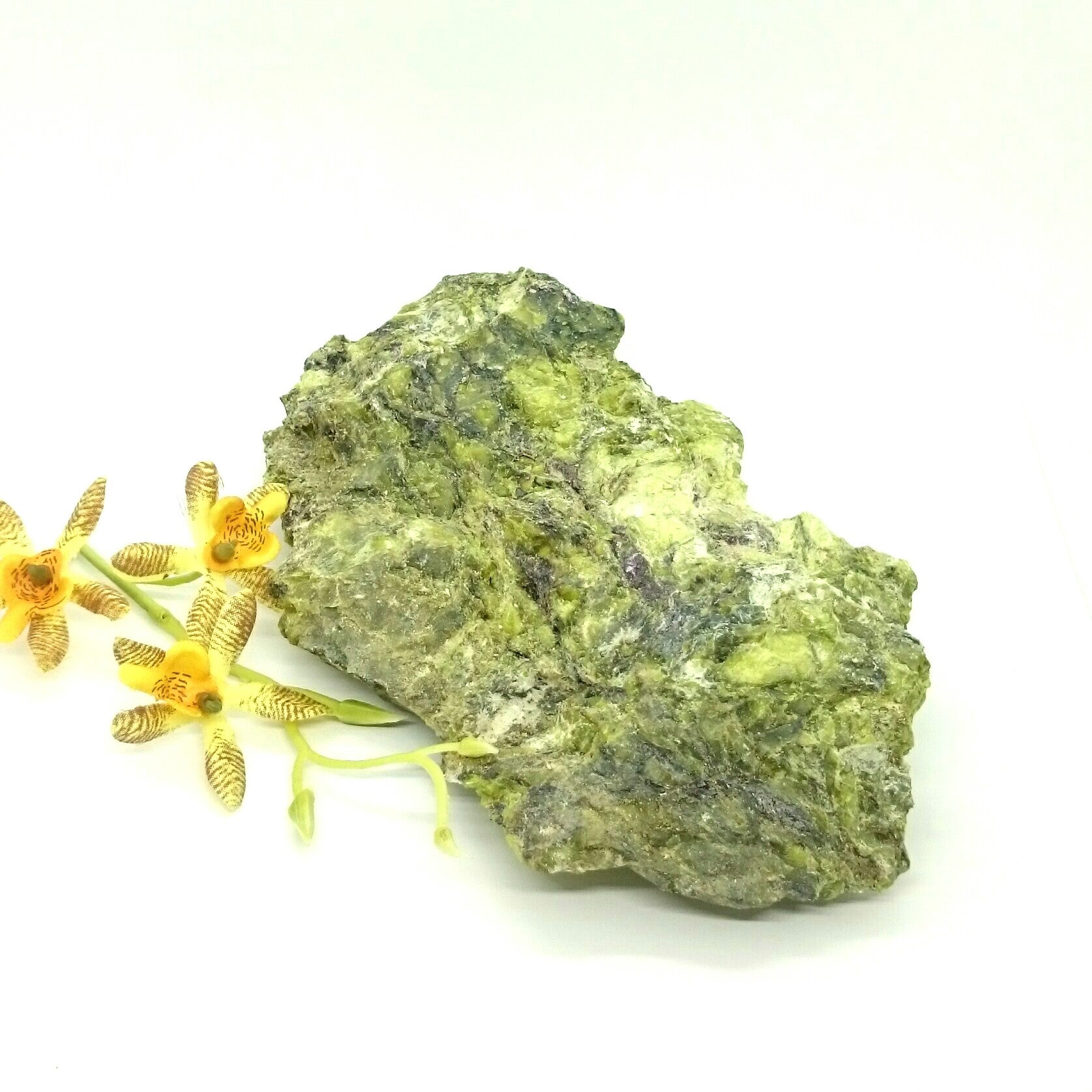 Stichtite with magnesite and serpentine